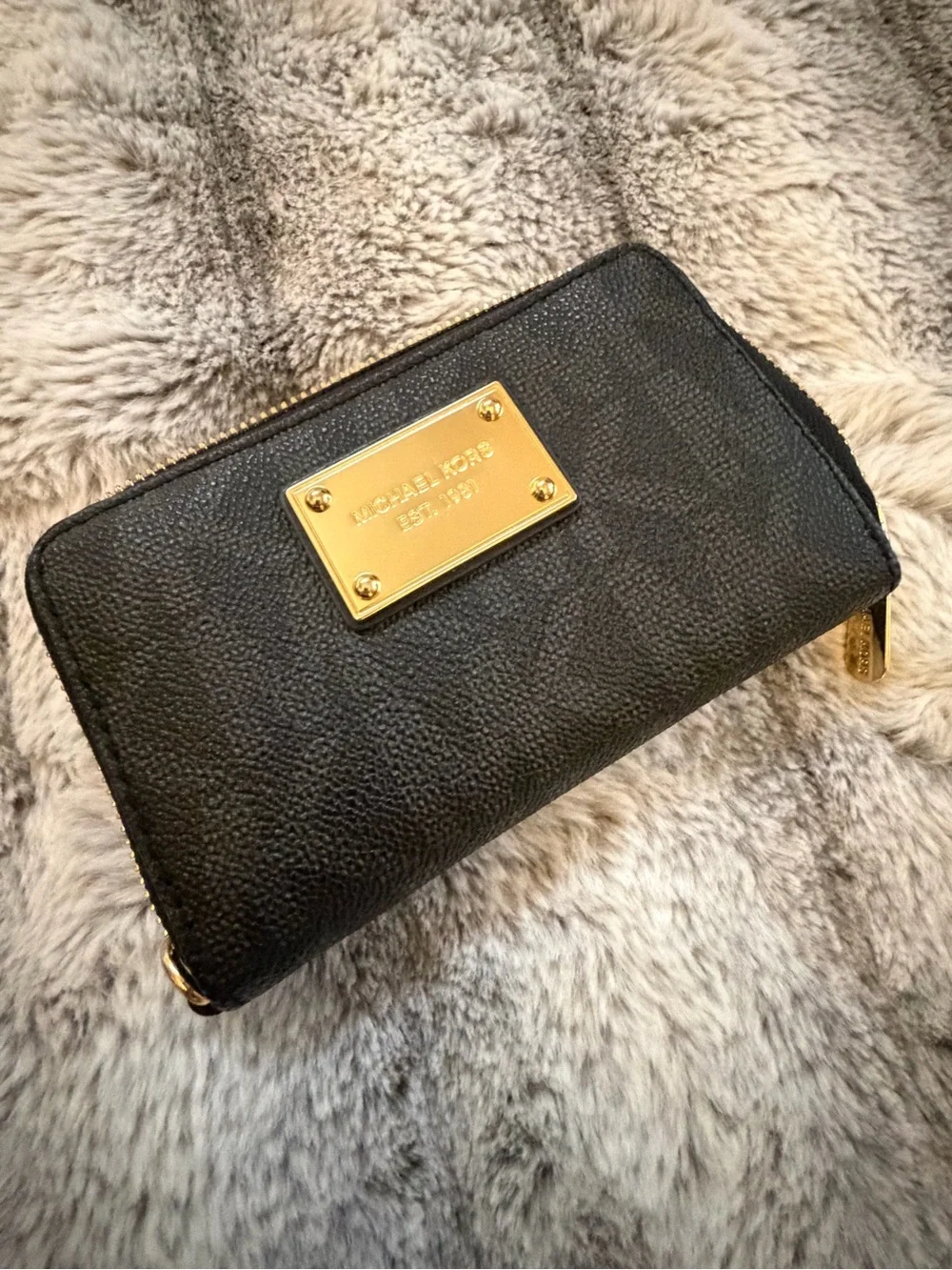 Michael Kors Jet Set Travel Black Zip Around Wallet Gold Logo EUC